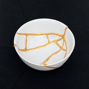 Vit Kintsugi-skål i äkta äktenskap - Smyckeshållare - Smyckesbehållare - Guldreparation - Kintsugi smyckesbricka - Kintsugi keramik - Alla hjärtans dag-present