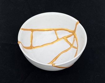 Tigela Kintsugi Branca Autêntica - Porta-Joias - Recipiente para Joias - Reparo de Ouro - Bandeja para Joias Kintsugi - Cerâmica Kintsugi - Presente de Dia dos Namorados