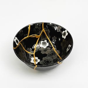 Japanese Kintsugi Bowl with Cherry Blossoms - Black Kintsugi Bowl with Gold Repair - Christmas Gift -Kintsugi Pottery -Kintsugi Art - Decor