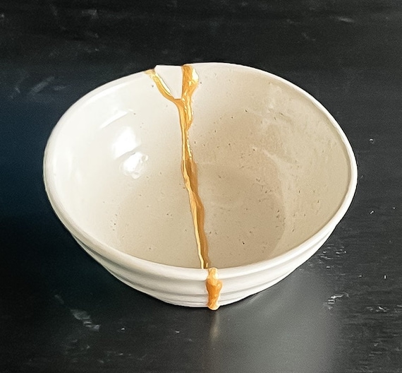 金継ぎ済み　お碗　呼継ぎ 小さな金継ぎ椀 - 黒金継ぎ椀 - 壊れて修復された - 侘び寂び - 金継ぎ