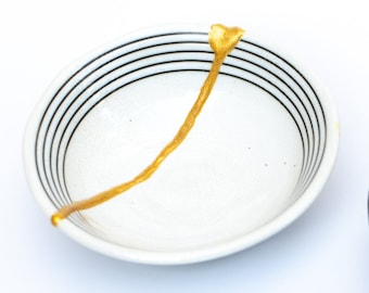 Tigela Kintsugi Branca - Joias Kintsugi - Kintsugi Autêntico - Cerâmica Kintsugi - Branco e Preto com Reparo Dourado - Wabi Sabi - Presente - Tigela Japonesa