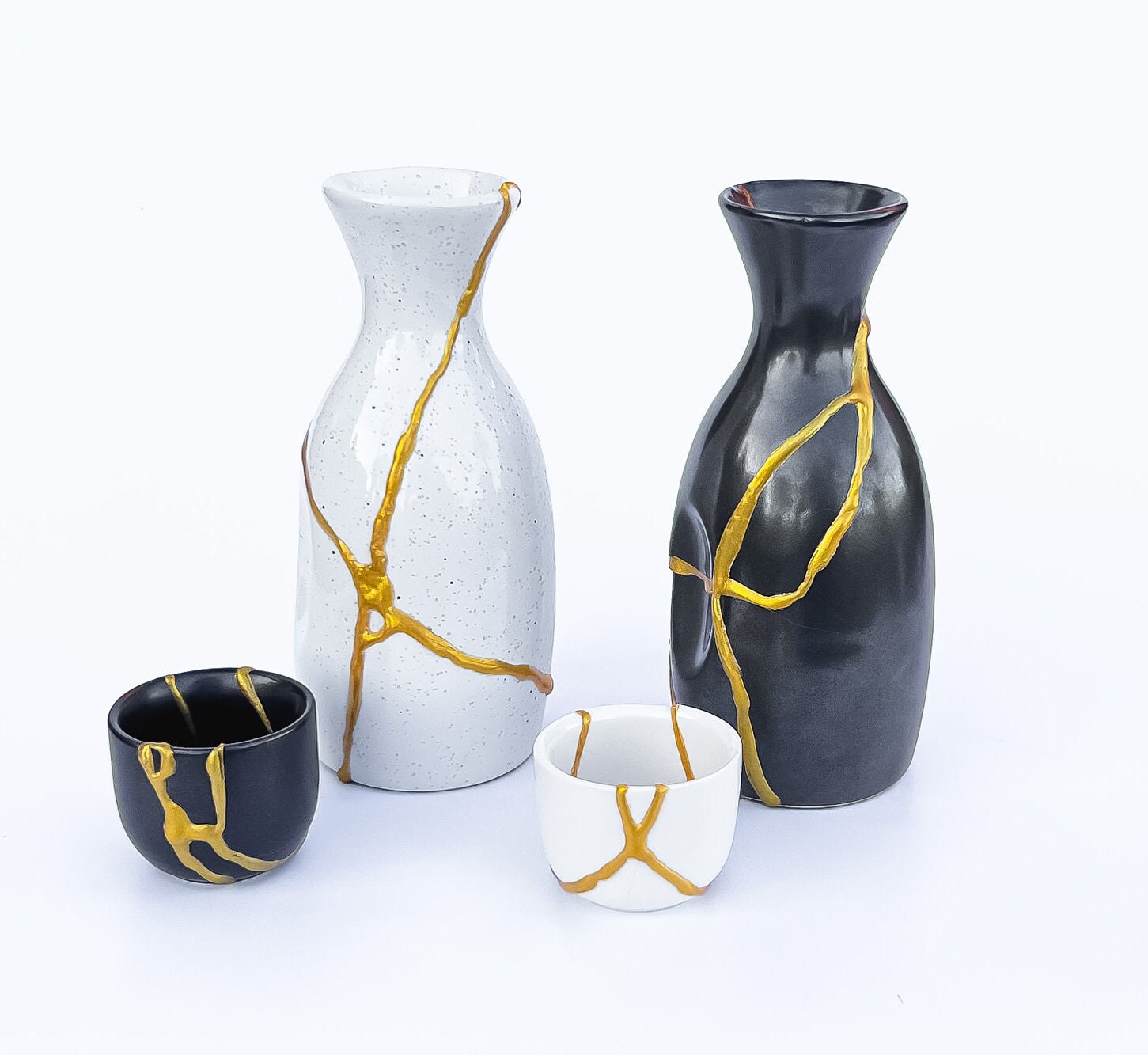 陰陽の日本製陶器金継ぎ酒器セット - 黒と白に金継ぎ - 金継ぎホーム