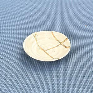 Kintsugi Skål - Vit Kintsugi Nyckelhållare - Kintsugi Smyckesbricka - Guldreparation - Julklapp - Kintsugi Keramik - Wabi Sabi Heminredning