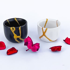 Zestaw Yin i Yang japońskich ceramicznych kubków do sake Kintsugi – czarno-biały ze złotymi zdobieniami – Kintsugi Home Decor – Prezent świąteczny – Wystrój domu