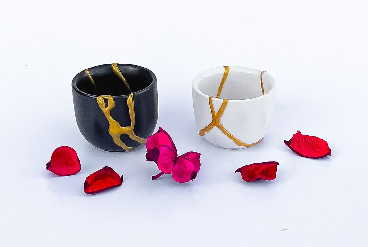 陰陽の日本製陶器金継ぎ酒器セット - 黒と白に金継ぎ - 金継ぎホーム