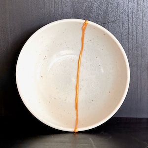 Vit Kintsugi-skål - Kintsugi smyckeshållare - Smyckesbehållare - Guldreparation - Kintsugi keramik - Wabi Sabi - Alla hjärtans dag-present