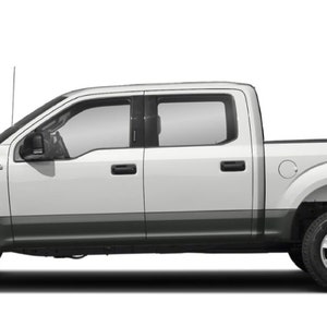 Op de afbeelding: Een witte Ford F-150 pick-up truck met een zwart "FX4" embleem aan de zijkant van de laadbak.