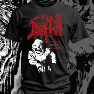 Może przedstawiać: Czarna koszulka z czerwonym napisem "DEATH" i motywem ponurego żniwiarza. Poniżej biała ilustracja zombie i napis "SCREAM BLOODY GORE".