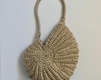 Pequeño bolso de crochet con conchas marinas
