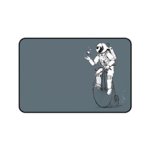 Tappetino da scrivania vintage con astronauta in bicicletta - Tappetino per mouse da gioco - Tappetino da scrivania con bicicletta da astronauta - Tappetino da gioco TCG - Tappetino da gioco Magic the Gathering - Tappetino da scrivania