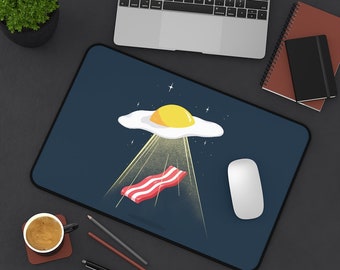 Bacon UFO Desk Mat: Funny Gamer Space Mouse Pad