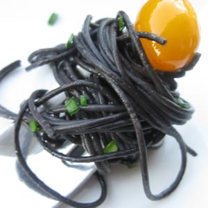 verse zwarte spaghetti gedroogde pasta gearomatiseerd met inktvisinktinktvis of inktvis