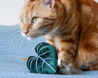 Gloriosum leaf cat toy with valerian