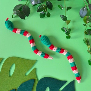 Snek Snake Handmade Crocheted Cat Toy Filled with Valerian Fun and Relaxing Vegan and Durable 30cm Long afbeelding 1