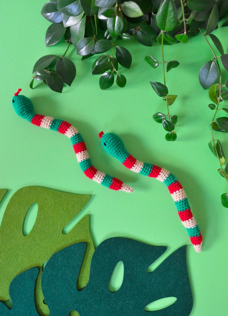 Snek Snake Handmade Crocheted Cat Toy Filled with Valerian Fun and Relaxing Vegan and Durable 30cm Long afbeelding 1