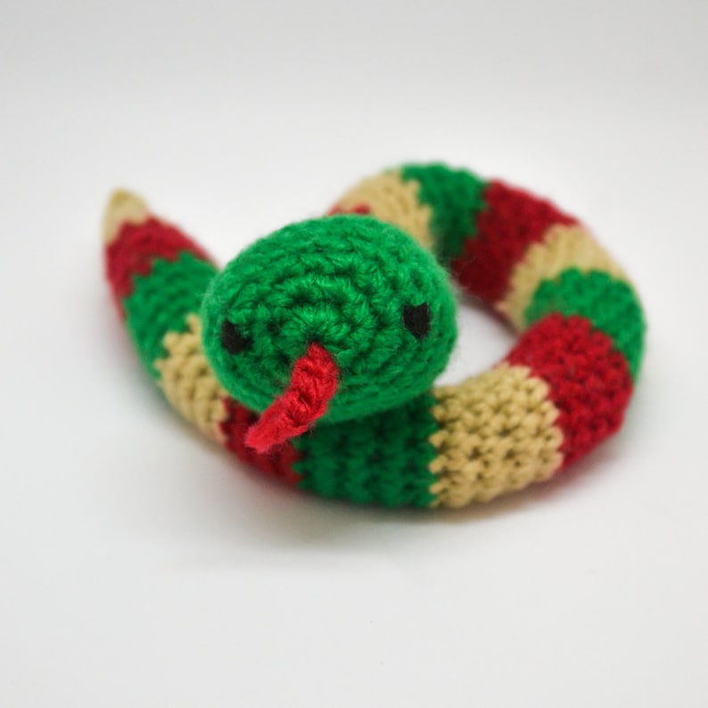 Snek Snake Handmade Crocheted Cat Toy Filled with Valerian Fun and Relaxing Vegan and Durable 30cm Long afbeelding 2
