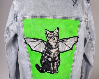 Chaqueta vaquera pintada con bordado Winged Cat