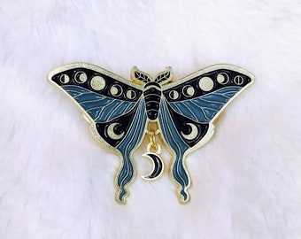 Pin esmaltado de polilla con fases lunares
