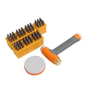 Juego de 65 sellos metálicos para letras mayúsculas y minúsculas y números, perforadores alfanuméricos, más martillo para sello metálico y bloque de banco.