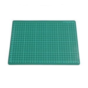 A4 Schneidematte 30cm X 22cm 3mm Mit metrischen gedruckten Gitter Linien Zum Schneiden von Papierkarte Hobby Craft DIY Workshop Markierungshilfen genaue Schneidematte