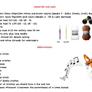 Op de afbeelding: Materialen en gereedschap voor het haken van een amigurumi hond. De afbeelding toont twee bollen garen, twee haaknaalden, veiligheidso ogen, een veiligheidsneus, vulling, schaar, spelden, lijm, een naald en wit en zwart garen. De tekst bevat afkortingen voor haaksteken.