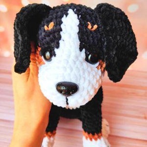 K&ouml;nnte beinhalten: Ein geh&auml;keltes Stofftier in Form eines Hundes mit schwarzem, wei&szlig;em und braunem Fell. Der Hund hat ein wei&szlig;es Gesicht mit schwarzen Augen und einer schwarzen Nase.