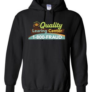 Puede incluir: Sudadera con capucha negra con el texto "Quality Learing Center" y el n&uacute;mero de tel&eacute;fono "1-800-FRAUD" en un dise&ntilde;o colorido. La sudadera tiene un bolsillo delantero y una capucha con cord&oacute;n.