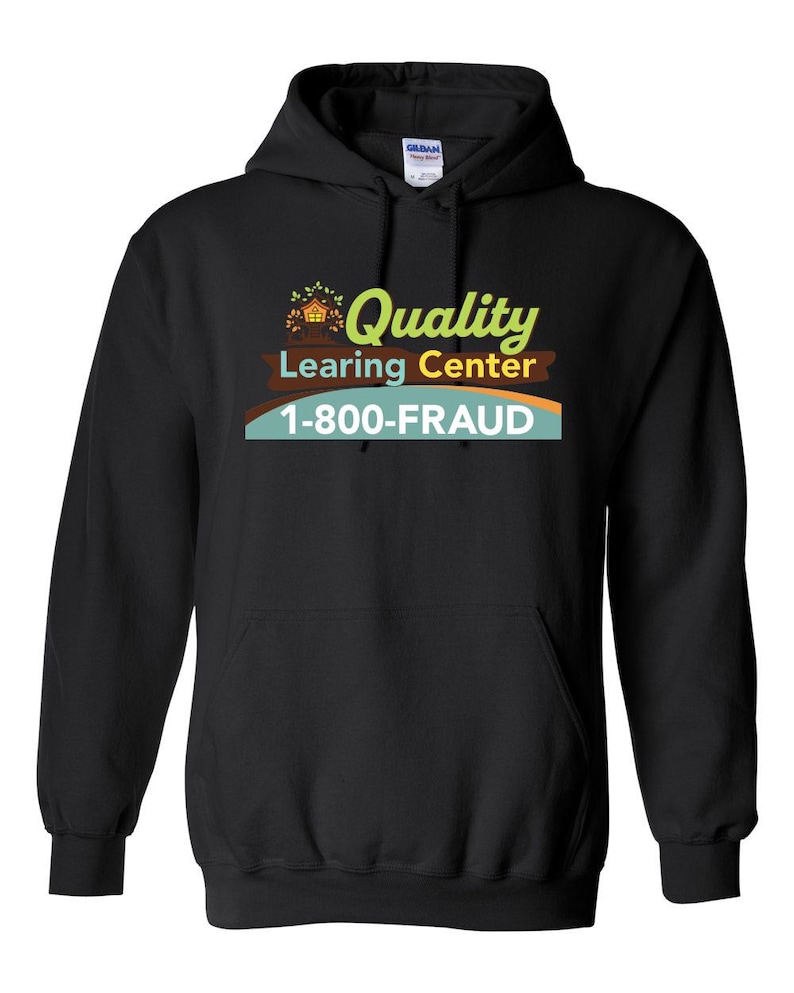 Puede incluir: Sudadera con capucha negra con el texto "Quality Learing Center" y el n&uacute;mero de tel&eacute;fono "1-800-FRAUD" en un dise&ntilde;o colorido. La sudadera tiene un bolsillo delantero y una capucha con cord&oacute;n.