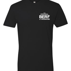 Peut inclure: T-shirt noir avec du texte blanc qui dit "THE ORIGINAL BERF of CHICAGOLAND"