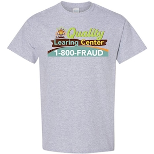 Puede incluir: Una camiseta gris claro con las palabras "Quality Learning Center" en verde, marr&oacute;n y naranja, y el n&uacute;mero de tel&eacute;fono "1-800-FRAUD" en verde azulado. La camiseta tiene cuello redondo y mangas cortas.