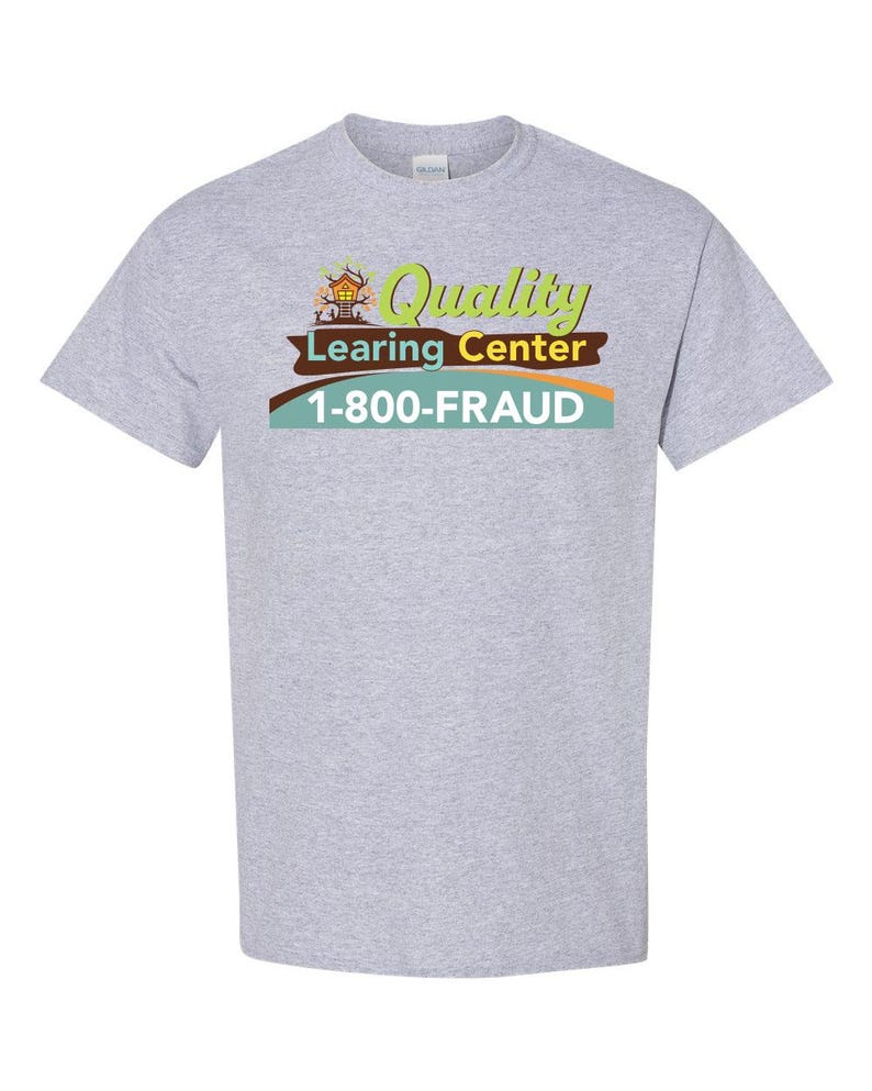 Puede incluir: Una camiseta gris claro con las palabras "Quality Learning Center" en verde, marr&oacute;n y naranja, y el n&uacute;mero de tel&eacute;fono "1-800-FRAUD" en verde azulado. La camiseta tiene cuello redondo y mangas cortas.