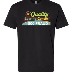 Puede incluir: Camiseta negra con las palabras "Quality Learning Center" en verde y amarillo, y el n&uacute;mero de tel&eacute;fono 1-800-FRAUD. La camiseta tiene un gr&aacute;fico de una casa con un &aacute;rbol encima.