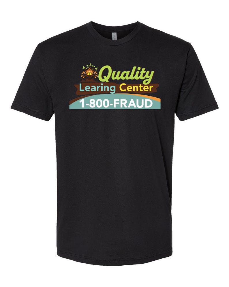 Puede incluir: Camiseta negra con las palabras "Quality Learning Center" en verde y amarillo, y el n&uacute;mero de tel&eacute;fono 1-800-FRAUD. La camiseta tiene un gr&aacute;fico de una casa con un &aacute;rbol encima.