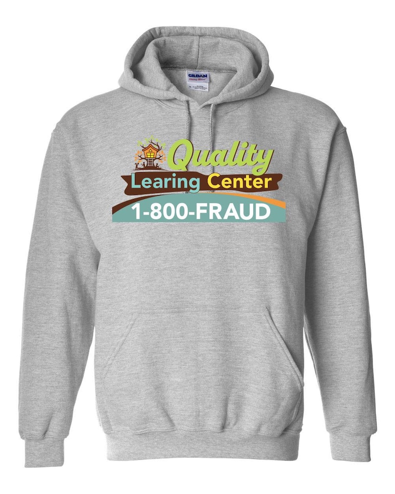 Puede incluir: Una sudadera con capucha gris con un bolsillo delantero. La sudadera presenta el texto "Quality Learing Center" con un gr&aacute;fico de un edificio y el n&uacute;mero de tel&eacute;fono 1-800-FRAUD en un dise&ntilde;o colorido.