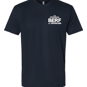 Peut inclure: Un t-shirt bleu marine avec un texte blanc qui dit "THE ORIGINAL BERF of CHICAGO LAND".
