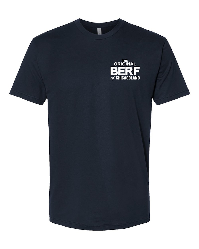Peut inclure: Un t-shirt bleu marine avec un texte blanc qui dit "THE ORIGINAL BERF of CHICAGO LAND".