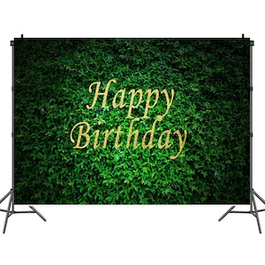 Peut inclure: Fond vert feuillu avec les mots "Happy Birthday" en lettres dorées scintillantes.