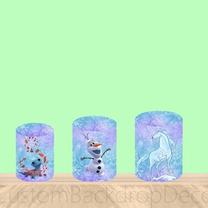 Puede incluir: Tres contenedores cil&iacute;ndricos con un dise&ntilde;o azul y morado escarchado. Cada contenedor presenta un personaje diferente de la pel&iacute;cula Frozen II: un lagarto azul, Olaf el mu&ntilde;eco de nieve y un caballo blanco.
