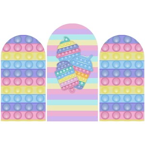 Puede incluir: Tres juguetes pop-it coloridos con forma de conos de helado y paletas. Los juguetes están sobre un fondo a rayas con rayas rosas, amarillas, azules y azul claro.