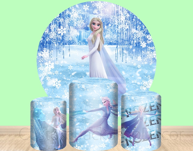Puede incluir: Tres fondos redondos de tela azul y blanca con im&aacute;genes de Elsa y Anna de la pel&iacute;cula Frozen. Los fondos son perfectos para una fiesta o un photocall con tem&aacute;tica de Frozen.