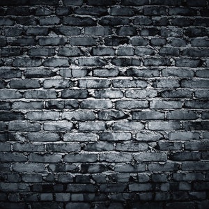 Könnte beinhalten: Eine dunkelgraue Backsteinmauer mit einem etwas helleren Mittelbereich. Die Steine sind in einem traditionellen Muster angeordnet, wodurch eine strukturierte Oberfläche entsteht.