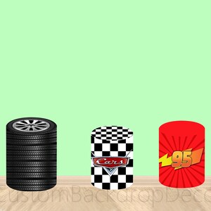 Pu&ograve; includere: Tre centrotavola in cartone decorativi con personaggi di Cars. Il primo &egrave; una pila di pneumatici neri con un cerchio argentato. Il secondo &egrave; un motivo a scacchi neri e bianchi con la parola "Cars" in rosso. Il terzo &egrave; rosso con un fulmine giallo e il numero "95" in giallo.