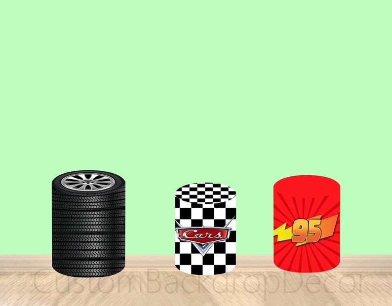 Pu&ograve; includere: Tre centrotavola in cartone decorativi con personaggi di Cars. Il primo &egrave; una pila di pneumatici neri con un cerchio argentato. Il secondo &egrave; un motivo a scacchi neri e bianchi con la parola "Cars" in rosso. Il terzo &egrave; rosso con un fulmine giallo e il numero "95" in giallo.