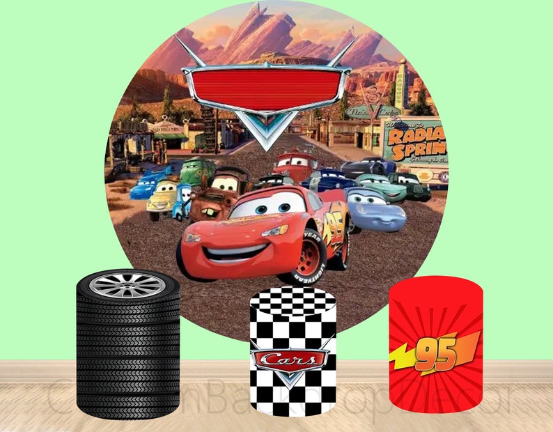 Pu&ograve; includere: Uno sfondo per feste a tema Cars rosso, giallo e nero con un'auto da corsa rossa in primo piano. Lo sfondo presenta un paesaggio desertico con montagne e un cartello rosso che dice "Radiator Springs". Ci sono tre stand rotondi, decorativi, di cartone in primo piano. Uno stand &egrave; a scacchi neri e bianchi con la parola "Cars" stampata su di esso. Un altro stand &egrave; rosso con un fulmine giallo e il numero "95" stampato su di esso. Il terzo stand &egrave; nero con un motivo a pneumatico.