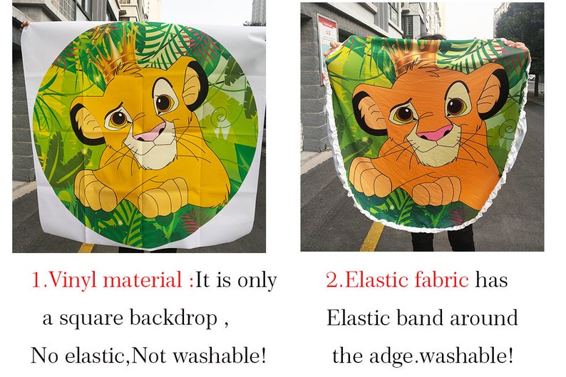 Op de afbeelding: Twee ronde achtergronden met een cartoon leeuwenwelp met een kroon. De achtergrond links is van vinyl en is niet wasbaar. De achtergrond rechts is van elastisch materiaal en is wasbaar.