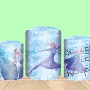 Puede incluir: Tres contenedores cil&iacute;ndricos azules con im&aacute;genes de personajes de la pel&iacute;cula Frozen. El contenedor m&aacute;s grande presenta a Elsa con un vestido azul y blanco y un dise&ntilde;o de copo de nieve. El contenedor del medio presenta a Elsa montando a caballo. El contenedor m&aacute;s peque&ntilde;o presenta a Anna con un vestido azul y blanco y un dise&ntilde;o de copo de nieve. Los contenedores tienen la palabra "Frozen" impresa en ellos.