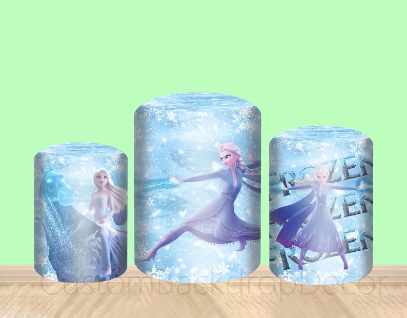 Puede incluir: Tres contenedores cil&iacute;ndricos azules con im&aacute;genes de personajes de la pel&iacute;cula Frozen. El contenedor m&aacute;s grande presenta a Elsa con un vestido azul y blanco y un dise&ntilde;o de copo de nieve. El contenedor del medio presenta a Elsa montando a caballo. El contenedor m&aacute;s peque&ntilde;o presenta a Anna con un vestido azul y blanco y un dise&ntilde;o de copo de nieve. Los contenedores tienen la palabra "Frozen" impresa en ellos.