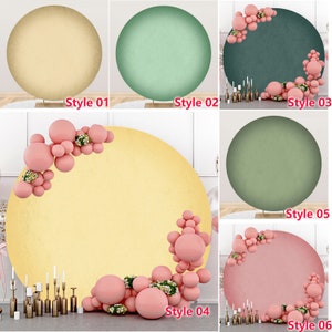 Könnte beinhalten: Sechs verschiedene Stile von runden Fotohintergründen. Die Hintergründe sind in Gelb, Grün und Rosa erhältlich. Jeder Hintergrund ist mit einer Girlande aus rosa Ballons verziert.