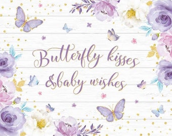 Könnte beinhalten: Lila und weißes Blumenmuster mit Schmetterlingen und goldenem Glitzer auf weißem Holzgrund. Der Text lautet "Butterfly kisses & baby wishes".