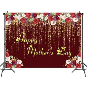 Peut inclure: Un fond rouge avec des paillettes dorées et une guirlande florale en haut. Le texte "Happy Mother's Day" est écrit en lettres dorées avec des cœurs.